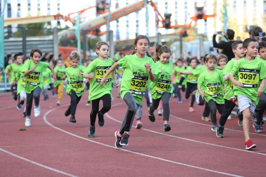 Los más pequeños han sido los protagonistas de este sábado al inaugurar la Behobia Txiki, y batir record de asistencia. 
