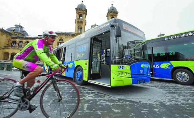 Dos autobuses con tecnologías no contaminantes de Dbus -híbrido y 100% eléctrico- expuestos en Alderdi Eder.