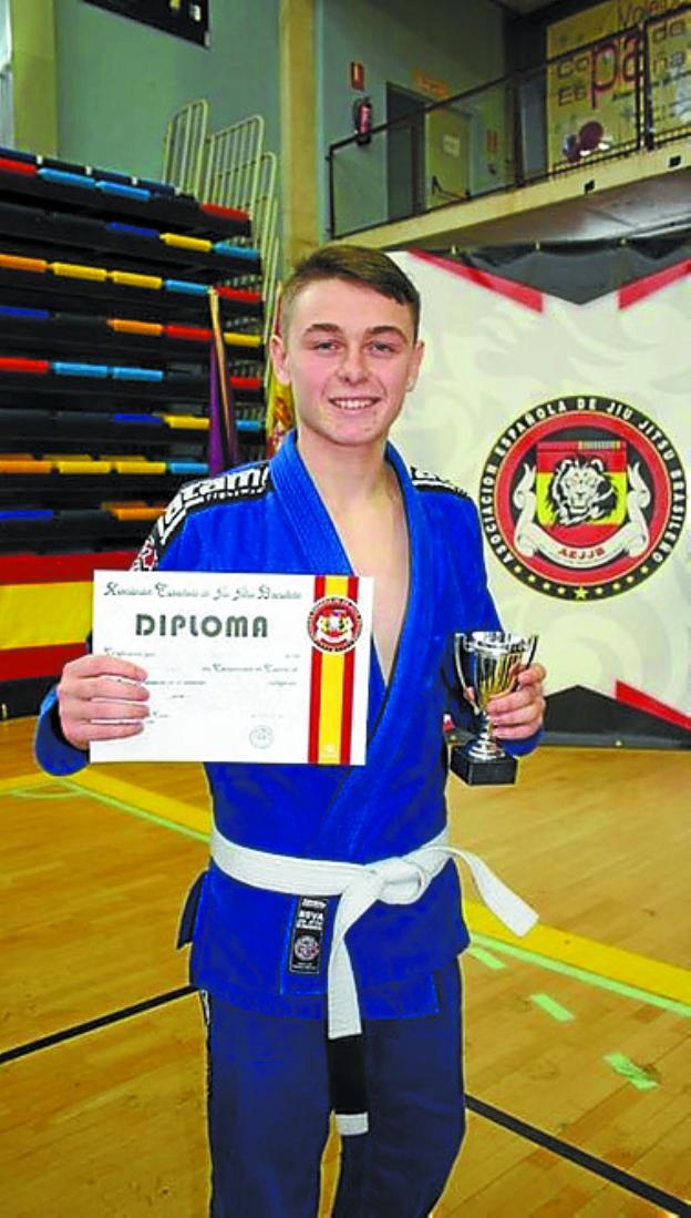 Asier con uno de sus trofeos.