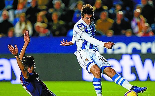 Postigo intercepta el disparo de Oyarzabal en la segunda mitad cuando el marcador reflejaba el 1-0 favorable al Levante. 