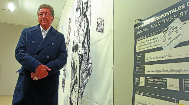 Sami Näir posa junto a una de las obras de la exposición sobre migración que está instalada en el Koldo Mitxelena de Donostia.