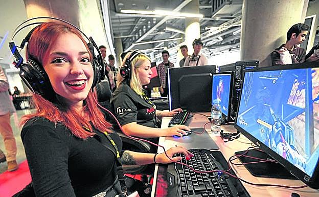 Varias chicas prueban un videojuego en la anterior edición del Fun&Serious. 