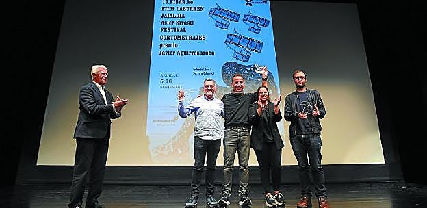 Ganadores. Juanma Cano, Xanti Rodríguez y Pau Teixidor con sus trofeos, en la foto final de la clausura en el Teatro Coliseo. 
