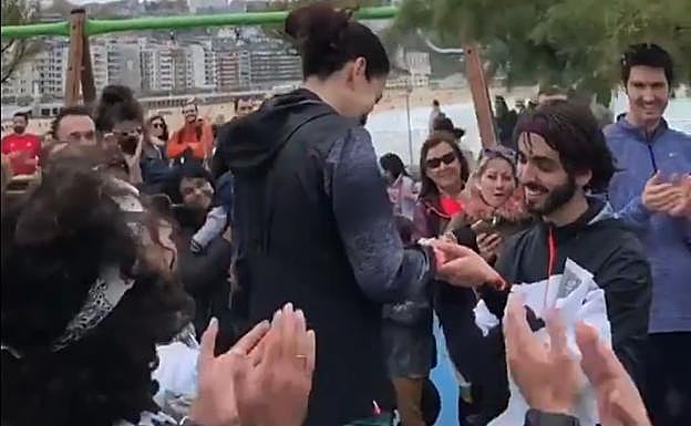 Multitudinaria pedida de mano en la Behobia-San Sebastián