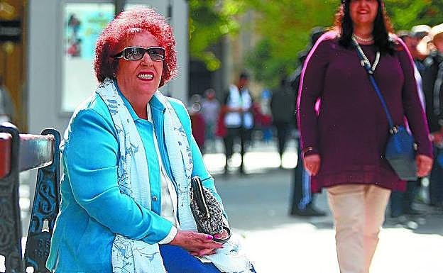 Trini Molina en un banco de la calle Loiola