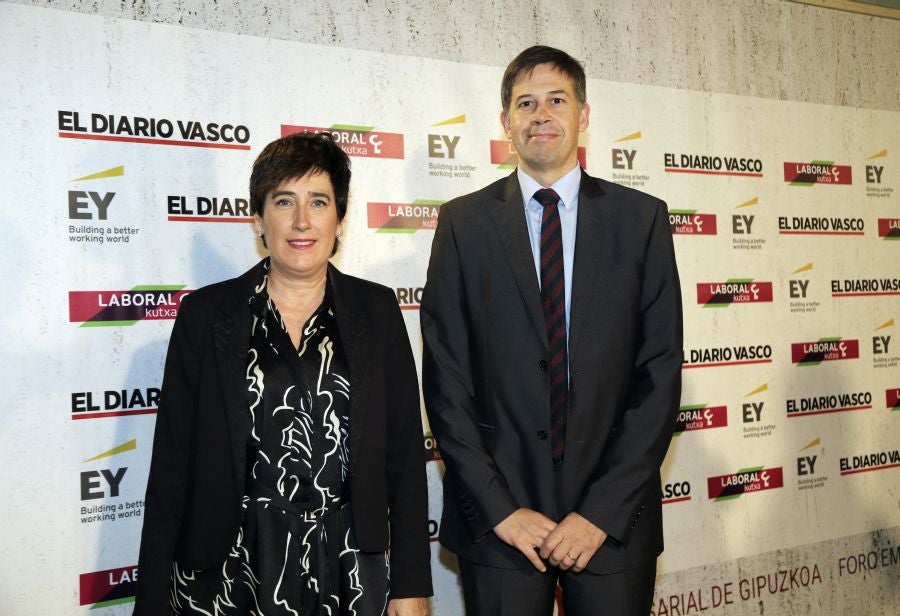 La ministra de Economía y Empresa, Nadia Calviño, interviene en el VII Foro Empresarial de la Cámara de Comercio de Gipuzkoa, acompañada por el presidente de Laboral Kutxa, Txomin García, el de El Diario Vasco, José María Bergareche, y el de EY España, José Luis Perelli 