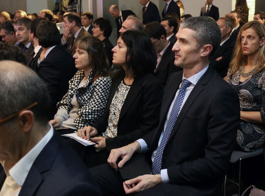 La ministra de Economía y Empresa, Nadia Calviño, interviene en el VII Foro Empresarial de la Cámara de Comercio de Gipuzkoa, acompañada por el presidente de Laboral Kutxa, Txomin García, el de El Diario Vasco, José María Bergareche, y el de EY España, José Luis Perelli 