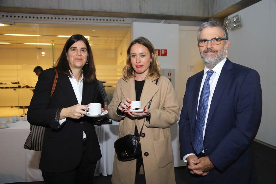 La ministra de Economía y Empresa, Nadia Calviño, interviene en el VII Foro Empresarial de la Cámara de Comercio de Gipuzkoa, acompañada por el presidente de Laboral Kutxa, Txomin García, el de El Diario Vasco, José María Bergareche, y el de EY España, José Luis Perelli 