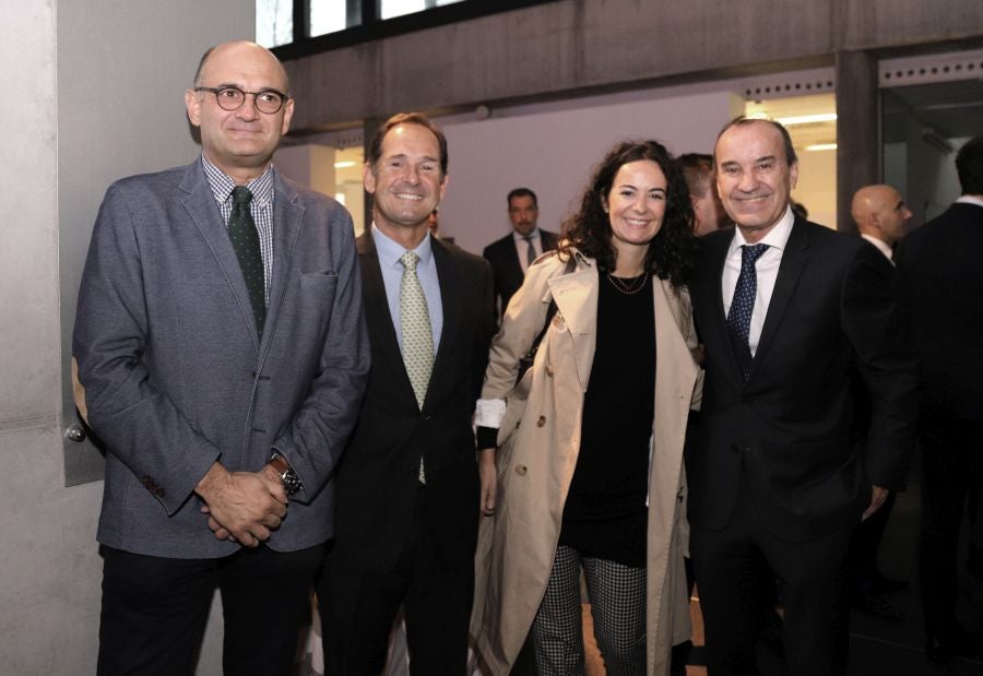 La ministra de Economía y Empresa, Nadia Calviño, interviene en el VII Foro Empresarial de la Cámara de Comercio de Gipuzkoa, acompañada por el presidente de Laboral Kutxa, Txomin García, el de El Diario Vasco, José María Bergareche, y el de EY España, José Luis Perelli 