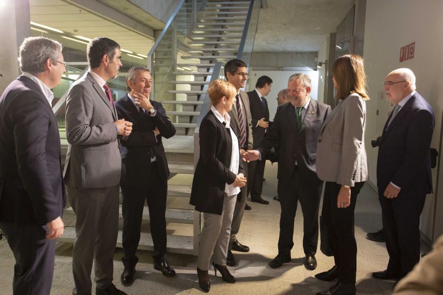 La ministra de Economía y Empresa, Nadia Calviño, interviene en el VII Foro Empresarial de la Cámara de Comercio de Gipuzkoa, acompañada por el presidente de Laboral Kutxa, Txomin García, el de El Diario Vasco, José María Bergareche, y el de EY España, José Luis Perelli 