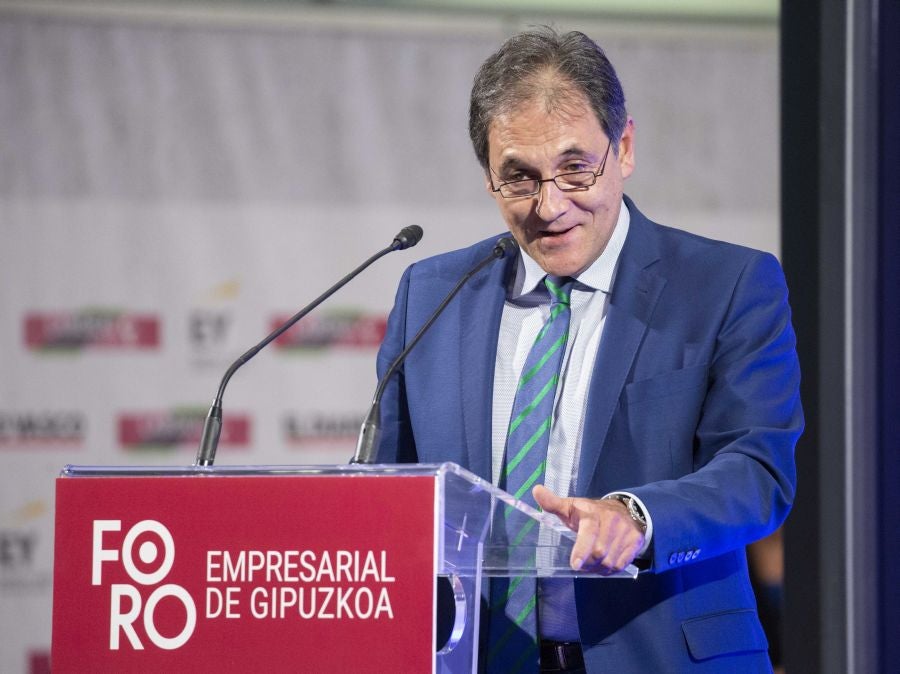 La ministra de Economía y Empresa, Nadia Calviño, interviene en el VII Foro Empresarial de la Cámara de Comercio de Gipuzkoa, acompañada por el presidente de Laboral Kutxa, Txomin García, el de El Diario Vasco, José María Bergareche, y el de EY España, José Luis Perelli 