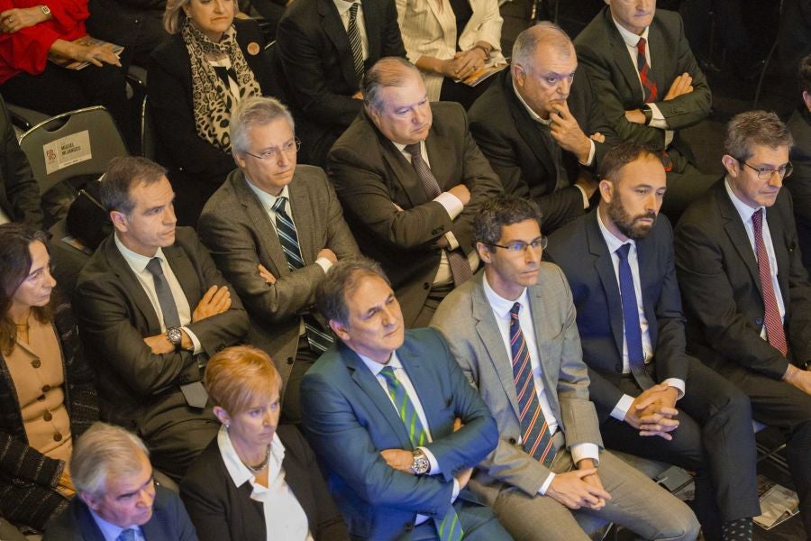 La ministra de Economía y Empresa, Nadia Calviño, interviene en el VII Foro Empresarial de la Cámara de Comercio de Gipuzkoa, acompañada por el presidente de Laboral Kutxa, Txomin García, el de El Diario Vasco, José María Bergareche, y el de EY España, José Luis Perelli 