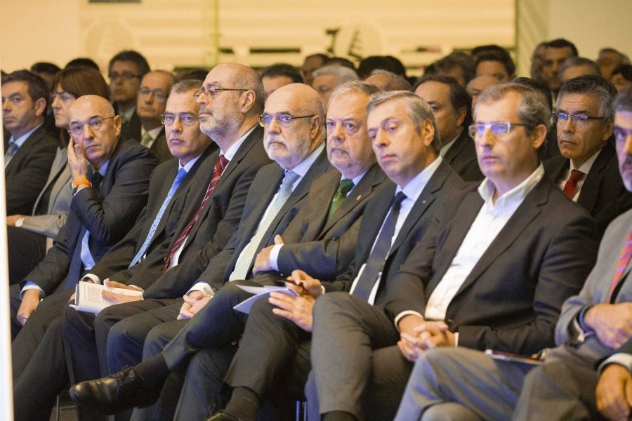 La ministra de Economía y Empresa, Nadia Calviño, interviene en el VII Foro Empresarial de la Cámara de Comercio de Gipuzkoa, acompañada por el presidente de Laboral Kutxa, Txomin García, el de El Diario Vasco, José María Bergareche, y el de EY España, José Luis Perelli 