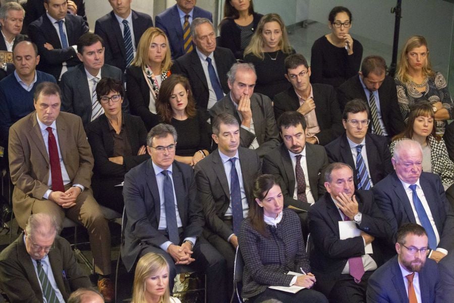 La ministra de Economía y Empresa, Nadia Calviño, interviene en el VII Foro Empresarial de la Cámara de Comercio de Gipuzkoa, acompañada por el presidente de Laboral Kutxa, Txomin García, el de El Diario Vasco, José María Bergareche, y el de EY España, José Luis Perelli 