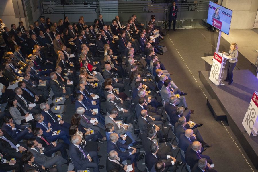 La ministra de Economía y Empresa, Nadia Calviño, interviene en el VII Foro Empresarial de la Cámara de Comercio de Gipuzkoa, acompañada por el presidente de Laboral Kutxa, Txomin García, el de El Diario Vasco, José María Bergareche, y el de EY España, José Luis Perelli 