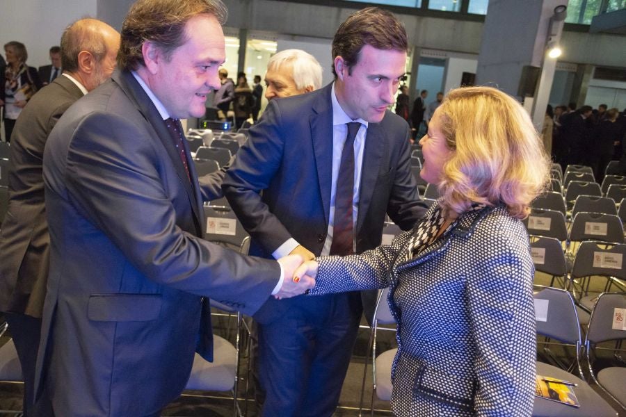 La ministra de Economía y Empresa, Nadia Calviño, interviene en el VII Foro Empresarial de la Cámara de Comercio de Gipuzkoa, acompañada por el presidente de Laboral Kutxa, Txomin García, el de El Diario Vasco, José María Bergareche, y el de EY España, José Luis Perelli 