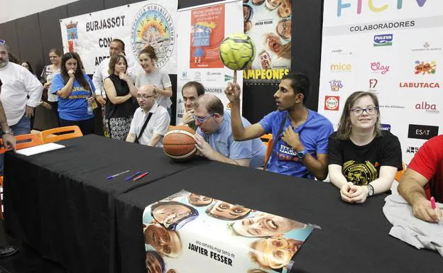 Los protagonistas de la película 'Campeones' firmando autógrafos.