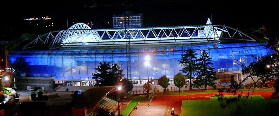 El material azul (EFTE) que rodea ya buena parte del estadio de Anoeta lució así de espectacular este pasado sábado durante el encuentro de rugby disputado por las selecciones de Samoa y Estados Unidos.