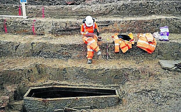 Sin descanso. Los arqueólogosdocumentan las tumbasdel cementerio de St James Gardens en Londres.