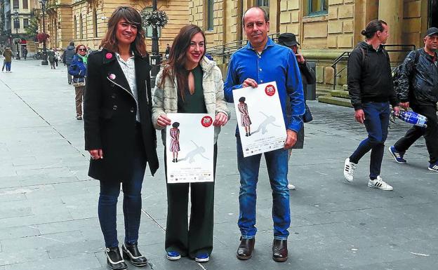 Maider Beloki, Laida Aldaz y Patxi Presa, con el cartel del festival Zinetika.