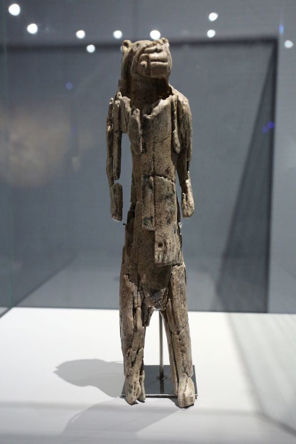 Además del espectacular esqueleto del león de Arrikutz, la exposición, cuenta con otras 16 piezas entre fósiles originales, réplicas y piezas de arte rupestre, así como con un audiovisual.