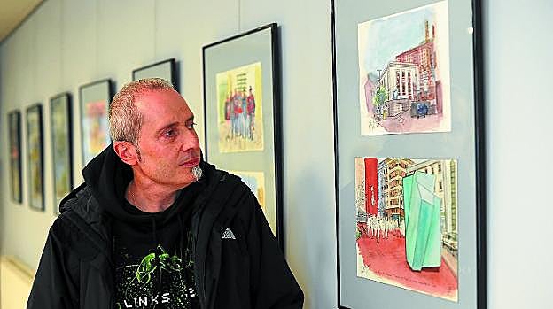 Pintura. Santiago Entrena junto a algunas de las acuarelas que expone; 42 imágenes con una variedad de temas. 