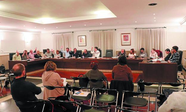 Momento de una de las votaciones llevadas a cabo por el Pleno en la pasada sesión ordinaria. 