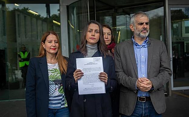 Inés Arrimadas posa con la denuncia a las puertas del juzgado.