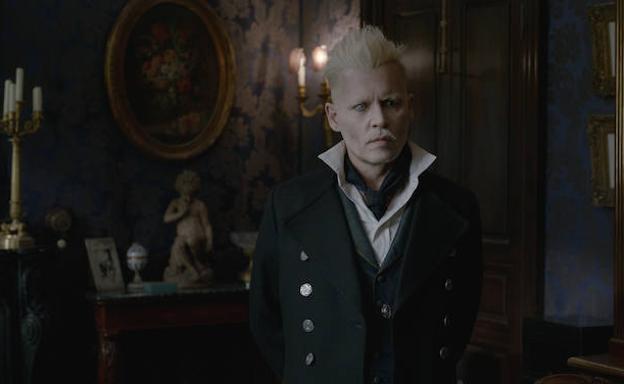 Johnny Depp encarna al malvado Gellert Grindelwald.