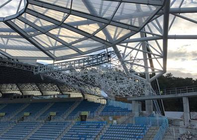 Imagen secundaria 1 - Los operarios instalan la malla espacial en el córner de la Tribuna Principal y la futura Norte .