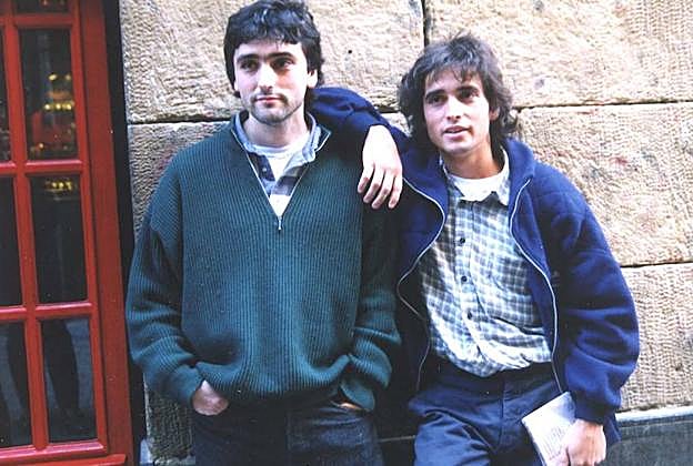 1995ko azaroko argazkian, ezkerrean, Jon anaiarekin Donostian, elkarrekin osatu zuten 'Fauna txiki bat bertso berritan' diskoa aurkeztu zuten egunean. 