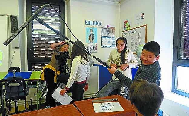 Día de rodaje en un aula de San José Ikastetxea.