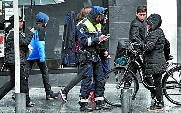 Un policía local de Vitoria interpone una sanción a una mujer. 