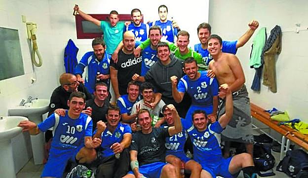 Los jugadores del Erreka celebran la victoria y la buena temporada. 