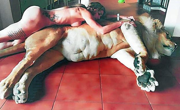 Imágenes del león 'Simba' y su dueña colgadas en las redes sociales. 