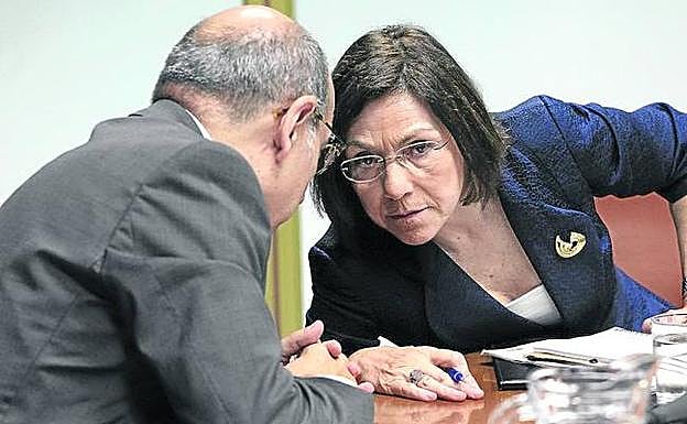 El consejero de salud, Jon Darpón, charla en una comisión con la ya exdirectora general de Osakidetza, María Jesús Múgica. 