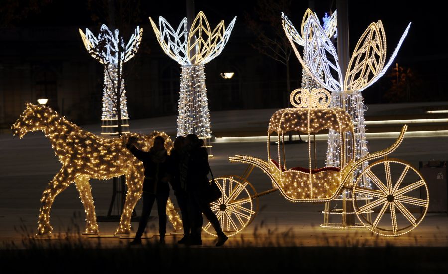 Las luces de Navidad de la ciudad de Belgrado ya se han encedido. Los habitantes y visitantes aprovechan para fotografiarse con la decoración. 
