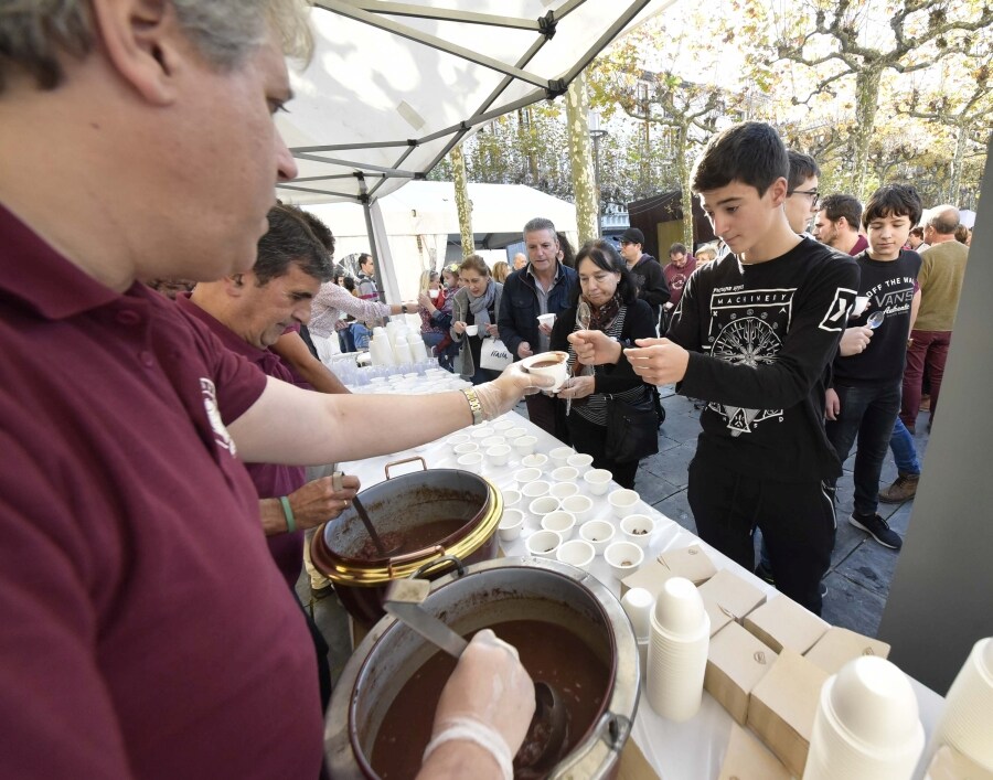 La 'Babarrun Jaia', cada vez más popular y participativa, se ha celebrado en la plaza del Triángulo de Tolosa con actividades clave como el concurso de productores y la feria extraordinaria de la alubia.