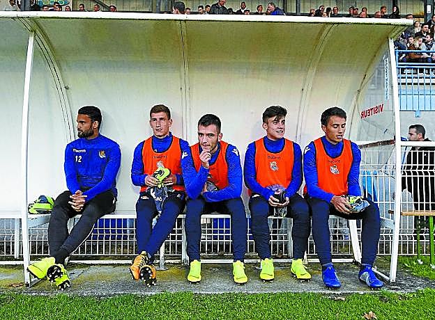 Willian José, Muñoz, Lapeña, Barrenetxea y Guevara, en el banquillo del campo Maurice Trelut de Tarbes en el amistoso del jueves ante el Toulouse.