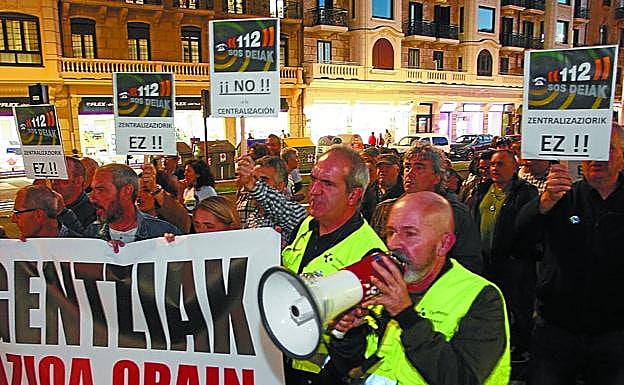 Trabajadores del servicio portan pancartas en la protesta celebrada ayer en el Kursaal. 