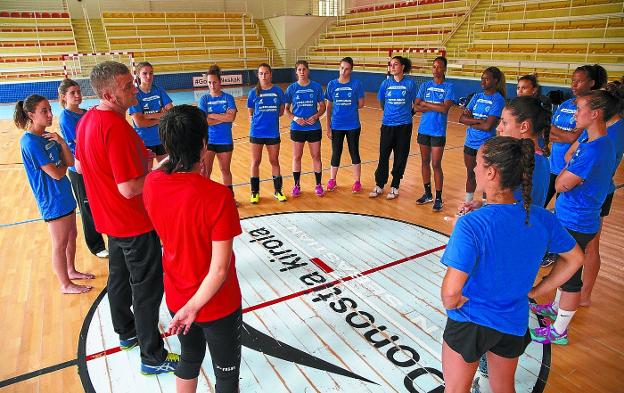 Imanol Álvarez da órdenes a sus jugadoras en uno de los entrenamientos en Bidebideta.