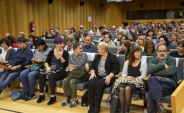 Imagen principal - Un total de 358 menores viven en Gipuzkoa en familias de acogida y otros 421 en centros tutelados