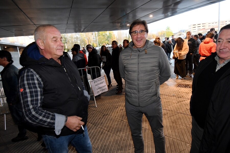 Jokin Altuna y Joseba Ezkurdia disputan la primera final sin botilleros de un campeonato individual oficial. La ofición ha llenado el frontón para ver el encuentro.