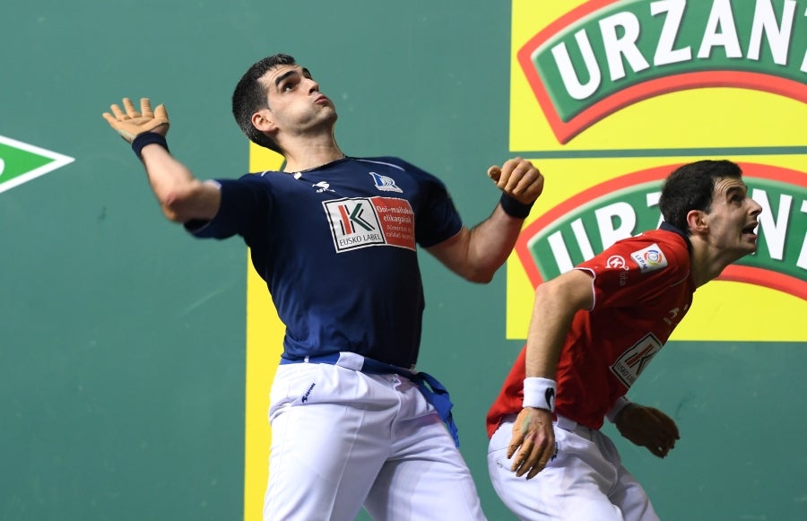 Joseba Ezkurdia es el nuevo campeón del Cuatro y Medio tras arrebatar la txapela a Jokin Altuna con la victoria por 17-22 en la final disputada este domingo en un Navarra Arena de Pamplona lleno con 3.000 espectadores.