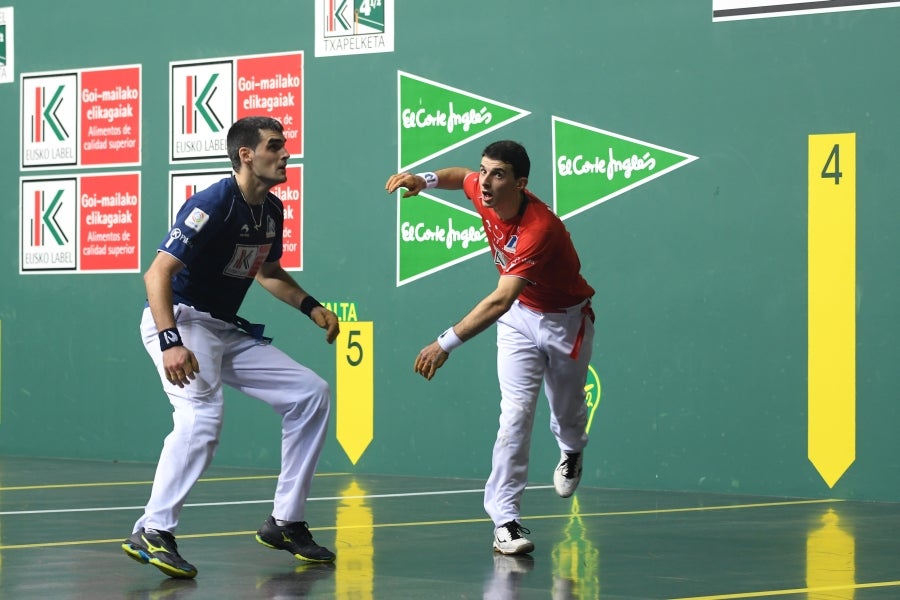 Joseba Ezkurdia es el nuevo campeón del Cuatro y Medio tras arrebatar la txapela a Jokin Altuna con la victoria por 17-22 en la final disputada este domingo en un Navarra Arena de Pamplona lleno con 3.000 espectadores.