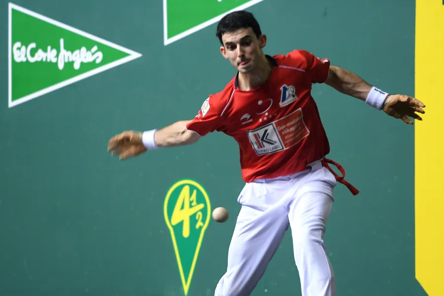 Joseba Ezkurdia es el nuevo campeón del Cuatro y Medio tras arrebatar la txapela a Jokin Altuna con la victoria por 17-22 en la final disputada este domingo en un Navarra Arena de Pamplona lleno con 3.000 espectadores.