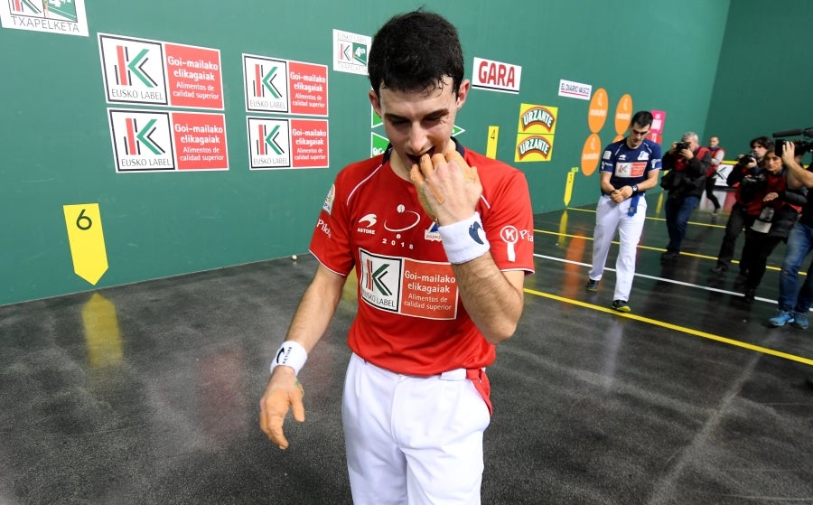 Joseba Ezkurdia es el nuevo campeón del Cuatro y Medio tras arrebatar la txapela a Jokin Altuna con la victoria por 17-22 en la final disputada este domingo en un Navarra Arena de Pamplona lleno con 3.000 espectadores.