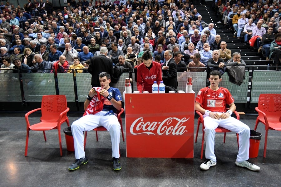 Joseba Ezkurdia es el nuevo campeón del Cuatro y Medio tras arrebatar la txapela a Jokin Altuna con la victoria por 17-22 en la final disputada este domingo en un Navarra Arena de Pamplona lleno con 3.000 espectadores.