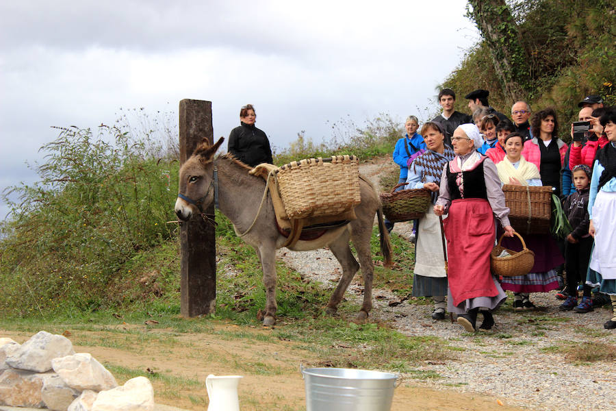 Jendetza izan zen Altzon, atzo egindako 'Gure Handiaren ibilerak' antzerki ibiltarian.