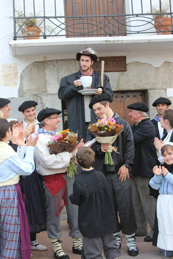 Jendetza izan zen Altzon, atzo egindako 'Gure Handiaren ibilerak' antzerki ibiltarian.